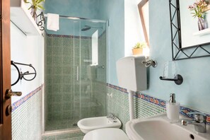 Een douche, een haardroger, een bidet, handdoeken