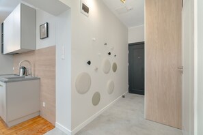 Mikrobølgeovn, oppvaskmaskin, kaffetrakter/tekoker og vannkoker