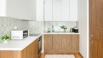 Apartamento, 1 quarto, sacada | Cozinha privada | Micro-ondas, fogão, lava-louças, cafeteira/chaleira