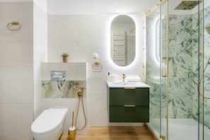Apartment, 1 Schlafzimmer, Balkon | Badezimmer | Dusche, Handtücher, Seife, Shampoo