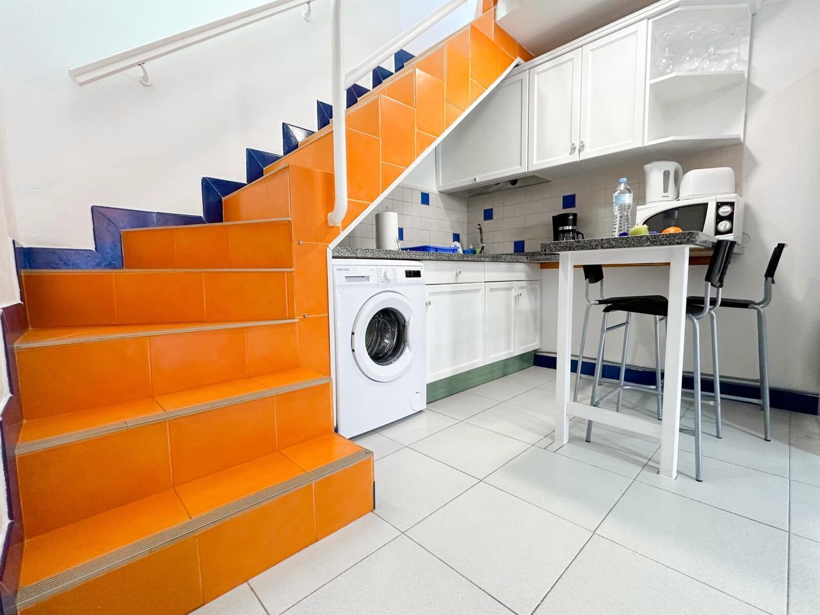 Réfrigérateur, micro-ondes, plaque de cuisson, cafetière/bouilloire