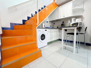 Jääkaappi, mikroaaltouuni, liesi, kahvin-/teenkeitin