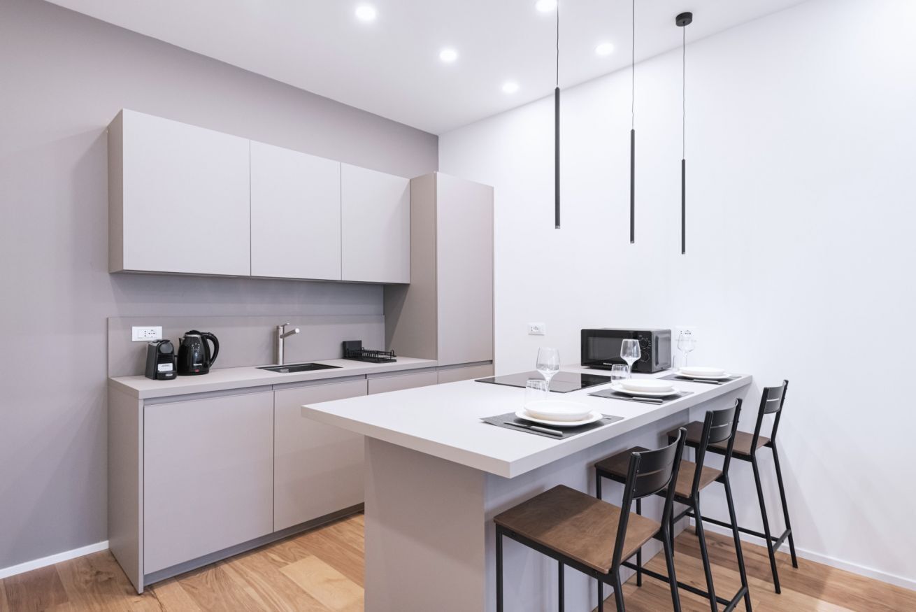 Een koelkast, een microgolfoven, een oven, een kookplaat