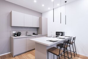 Fridge, microwave, oven, stovetop - Easylife - New apartment with balcony S.Agostino (Milano)