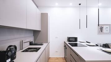 Frigorifero, microonde, forno, piano cottura