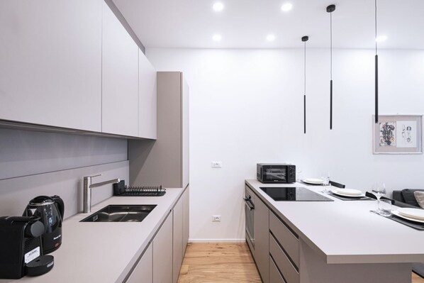 Frigorifero, microonde, forno, piano cottura