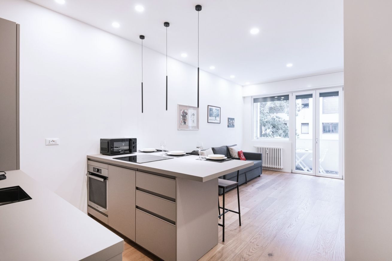 Een koelkast, een microgolfoven, een oven, een kookplaat