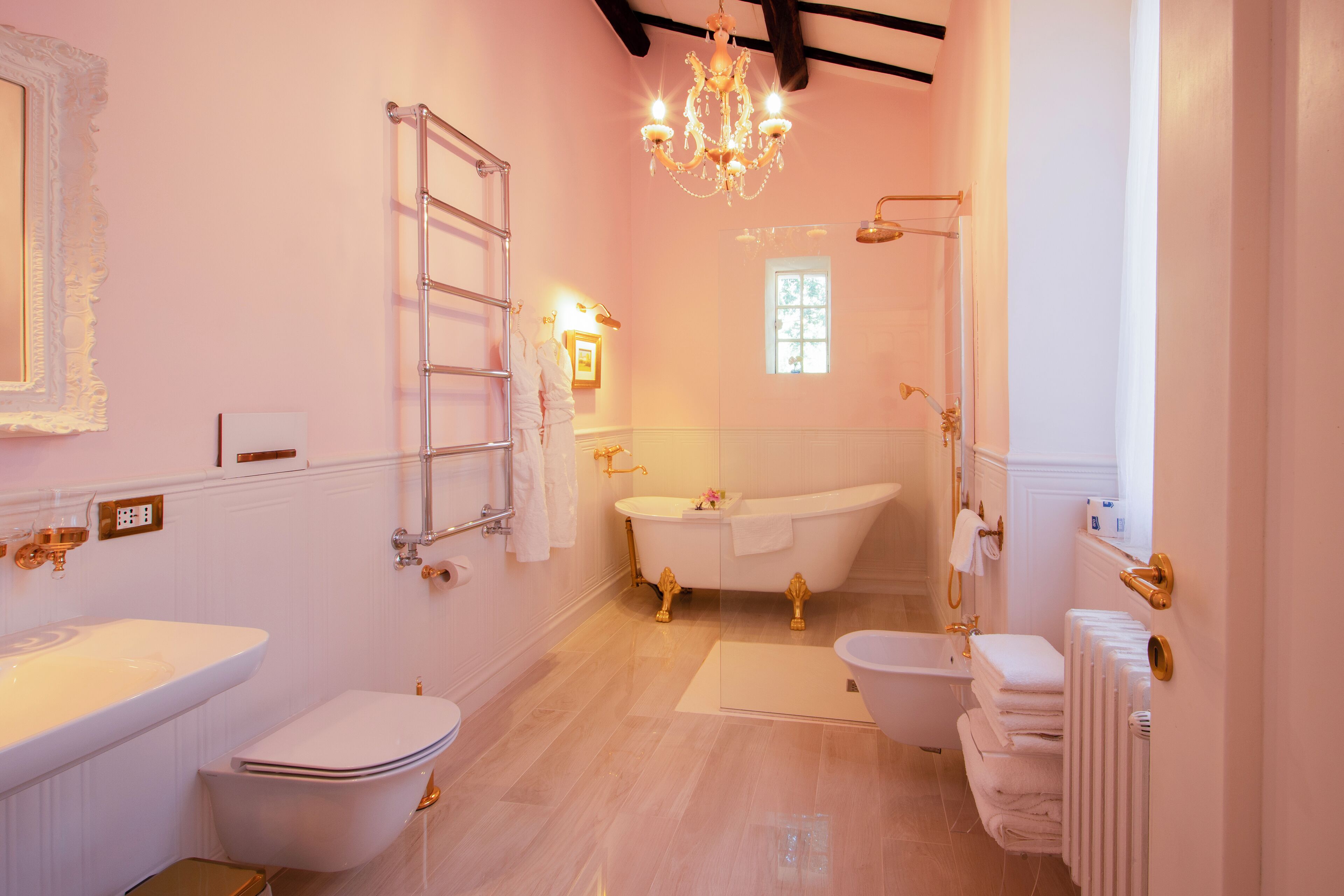 Un bagno con una vasca, un water, un lavandino e una doccia.