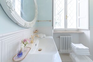 Luxury Double or Twin Room, Garden View | Bathroom | Separate tub and shower, designer toiletries, hair dryer, bathrobes - Villa TOJI (Bracciano)