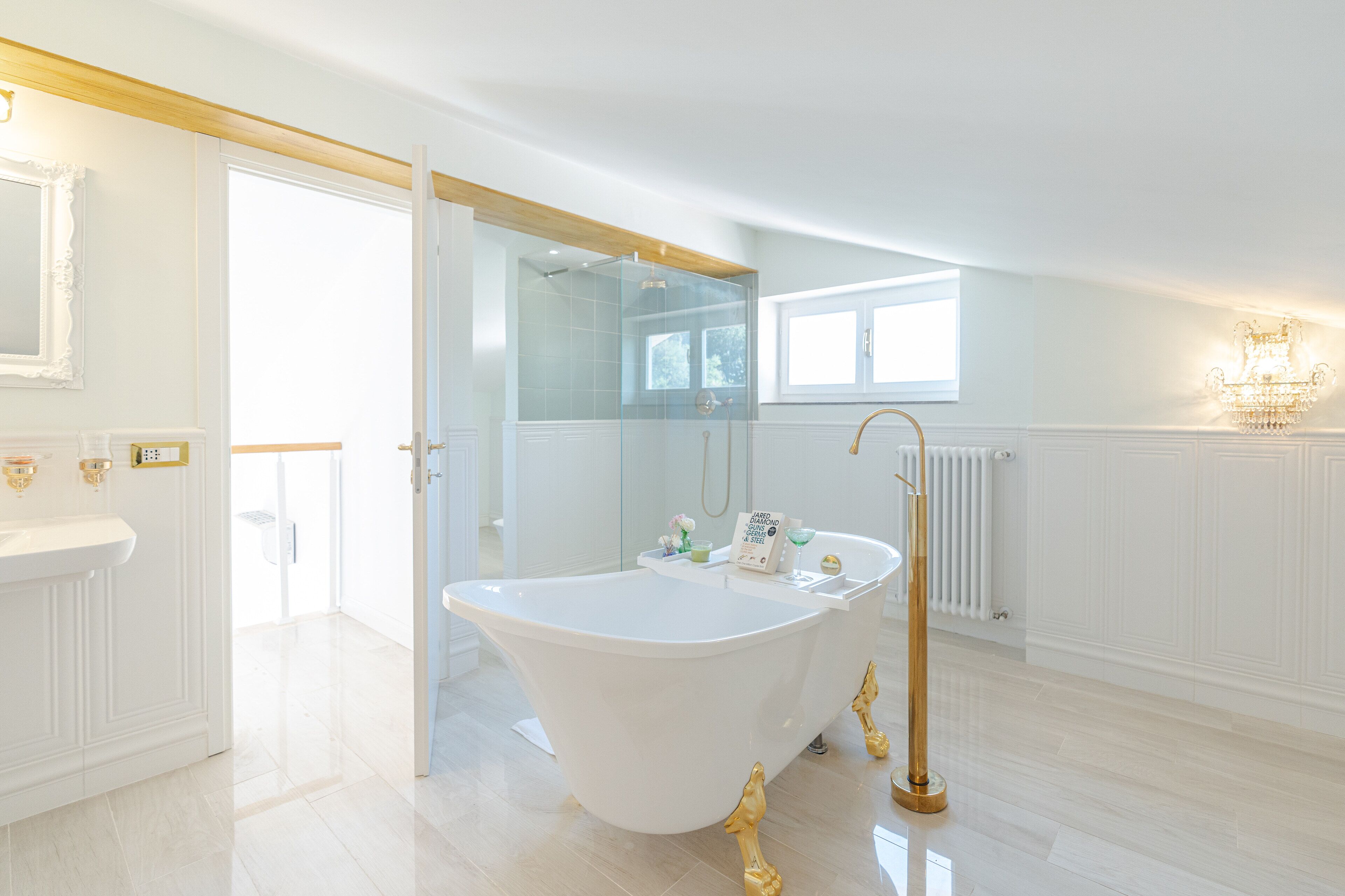 Separat badekar og bruser, designertoiletartikler, hårtørrer, badekåber
