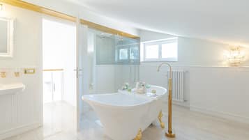 Separat badekar og bruser, designertoiletartikler, hårtørrer, badekåber