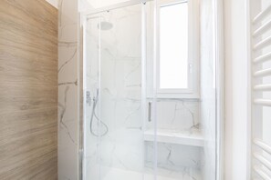 Shower, hair dryer, bidet, towels