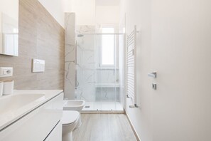 Dusche, Haartrockner, Bidet, Handtücher