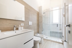 Douche, sĂšche-cheveux, bidet, serviettes fournies