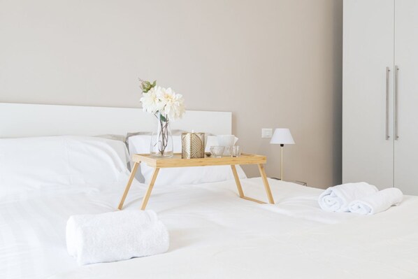 2 bedrooms, desk, iron/ironing board, WiFi