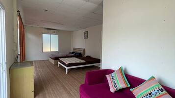 Nhà cơ bản | Minibar với thức ăn, đồ uống miễn phí