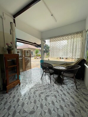 ห้องเบสิก | บริเวณนั่งเล่น | ห้องทำงาน, จอคอมพิวเตอร์