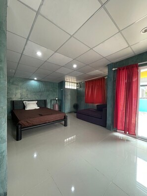 เบสิกลอฟท์ | มินิบาร์ฟรีบางอย่าง