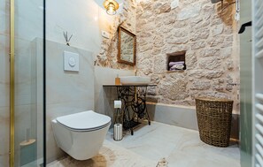 Shower - Nice home in Dobrince (Dobrince)