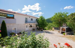 Exterior - Nice home in Dobrince (Dobrince)