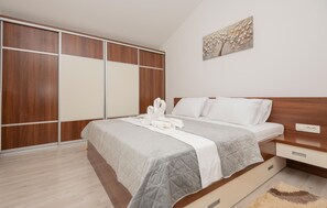 3 bedrooms, travel crib, free WiFi, bed sheets - Nice home in Dobrince (Dobrince)