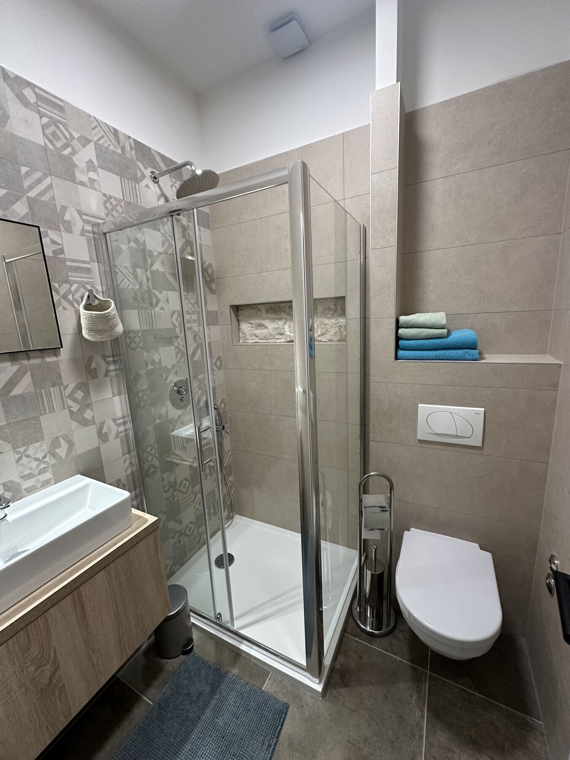 Shower, hair dryer, towels