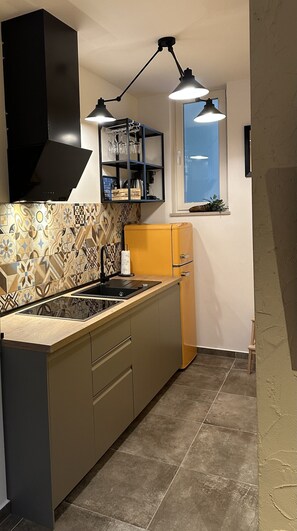 Køleskab, mikrobølgeovn, kogeplade, opvaskemaskine