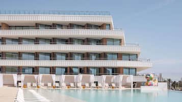 3 bars/lounges, lobby lounge, cocktail bar