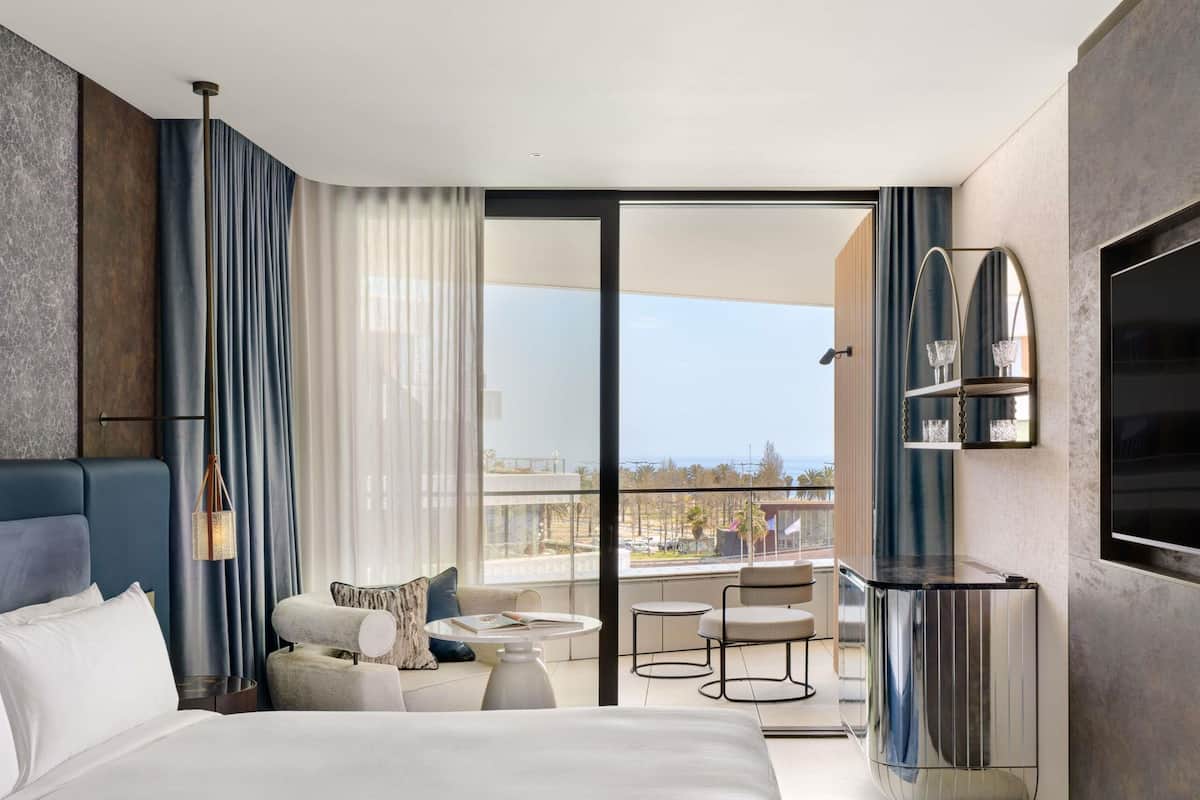 Egyptian cotton sheets, premium bedding, down duvets, Tempur-Pedic beds