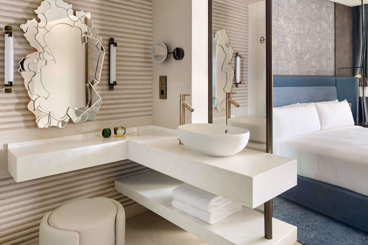 1 bedroom, Egyptian cotton sheets, premium bedding, down comforters