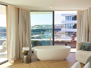 Articles de toilette gratuits, sèche-cheveux, peignoirs, chaussons