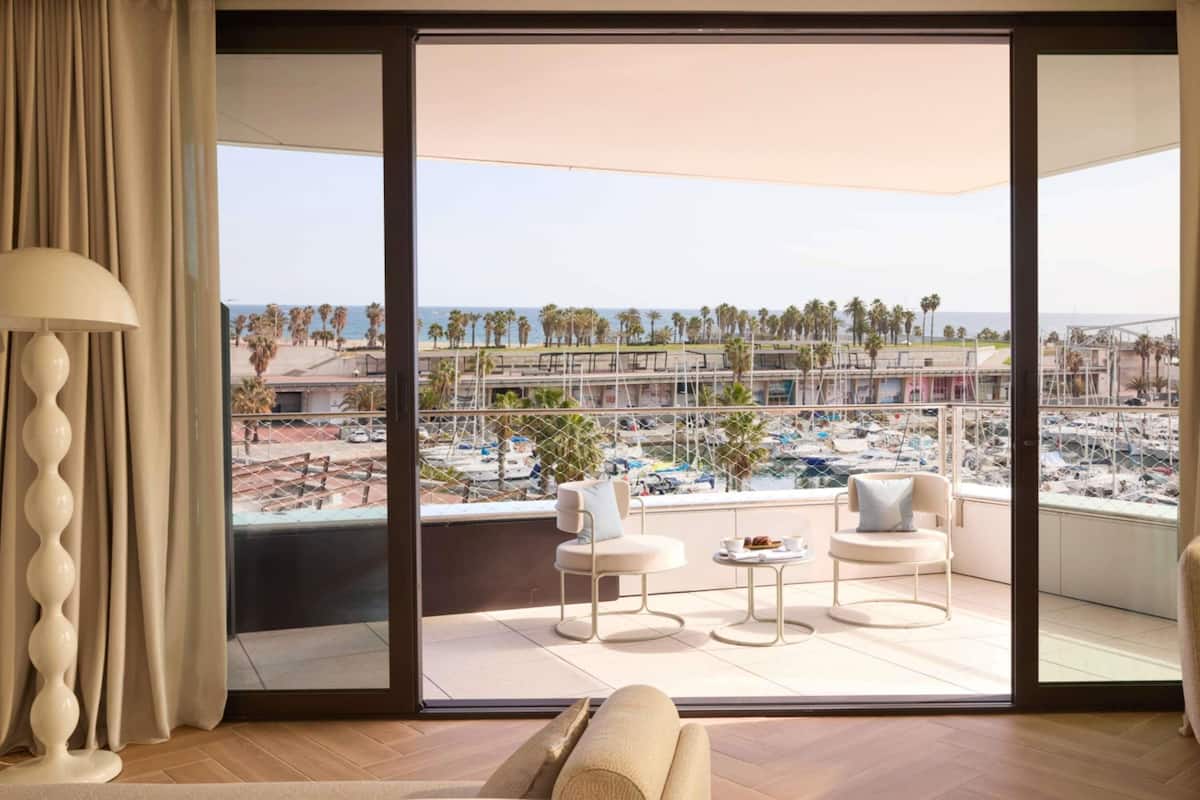 Euphoria Suite Marina Terrace | Egyptian cotton sheets, premium bedding, down comforters