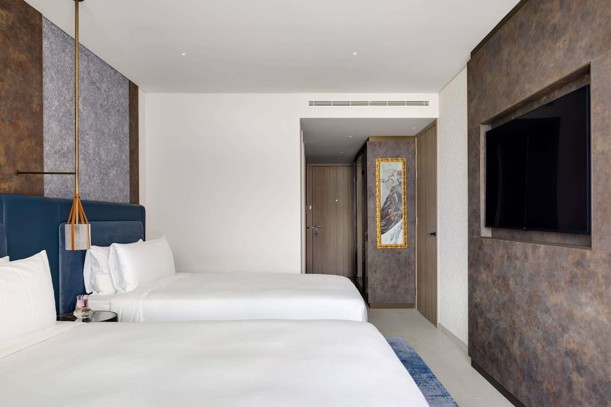 1 bedroom, Egyptian cotton sheets, premium bedding, down comforters