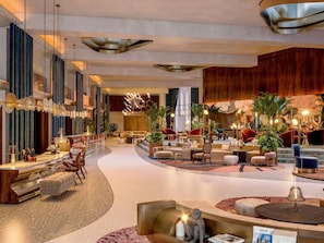 3 Bars/Lounges, Lobby-Lounge, Cocktailbar