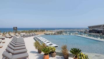 3 outdoor pools, free cabanas