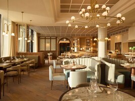 4 restaurantes; se sirve desayuno, almuerzo y cena