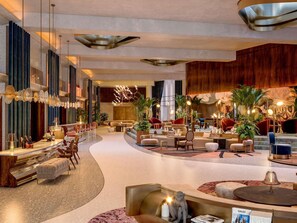 3 bares, 1 salón en el vestíbulo y 1 bar de copas