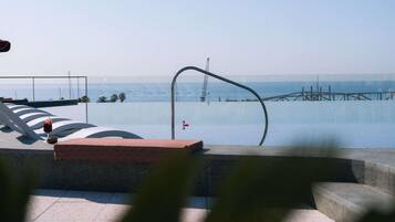 3 outdoor pools, free pool cabanas