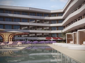 3 outdoor pools, free cabanas