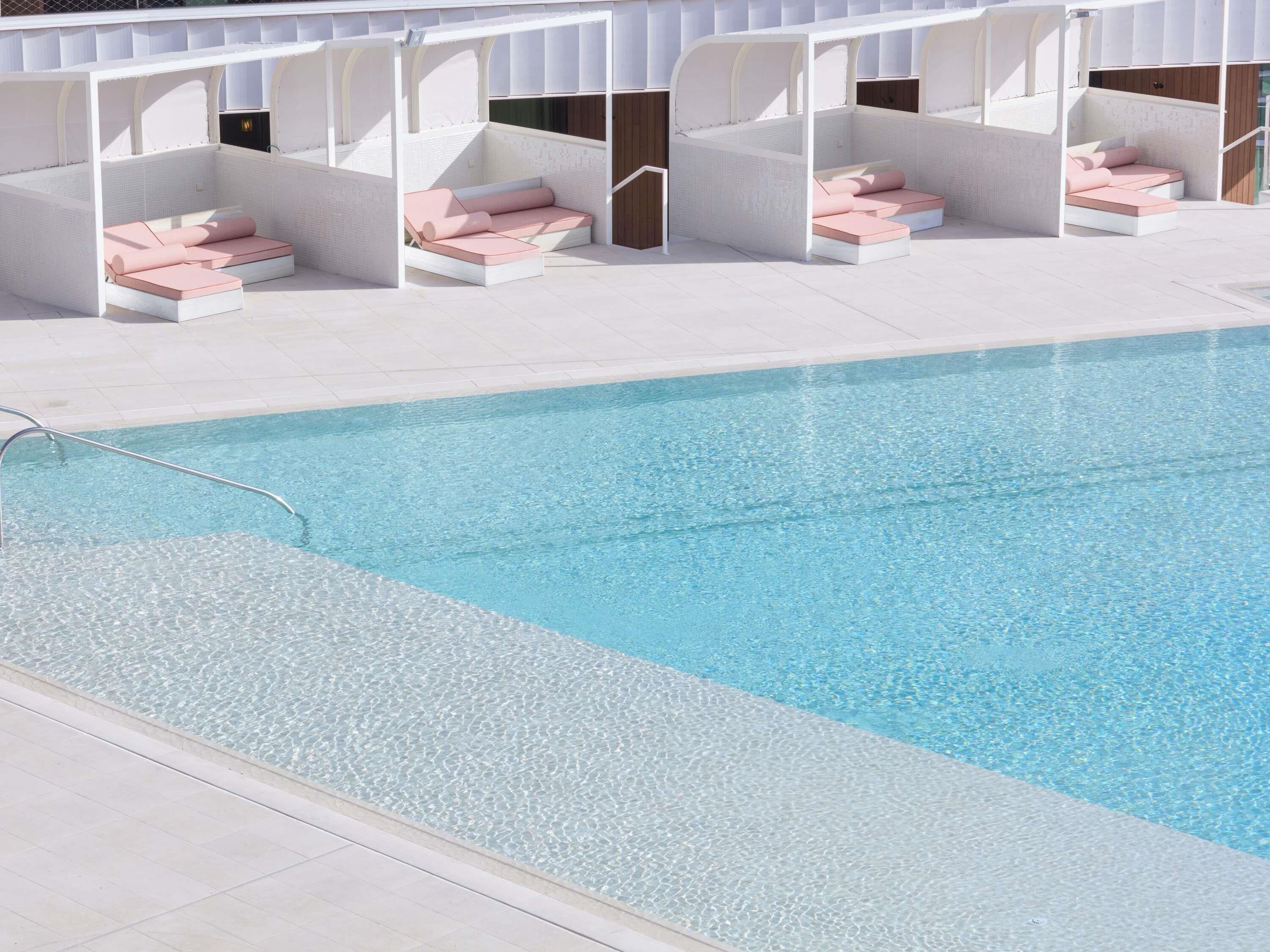 3 outdoor pools, free cabanas