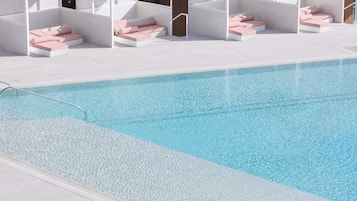 3 utomhuspooler och gratis cabanor