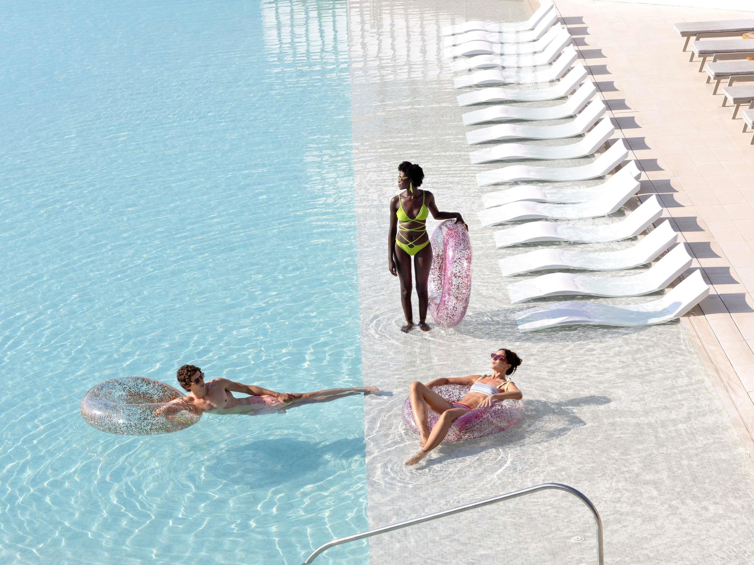 3 outdoor pools, free cabanas