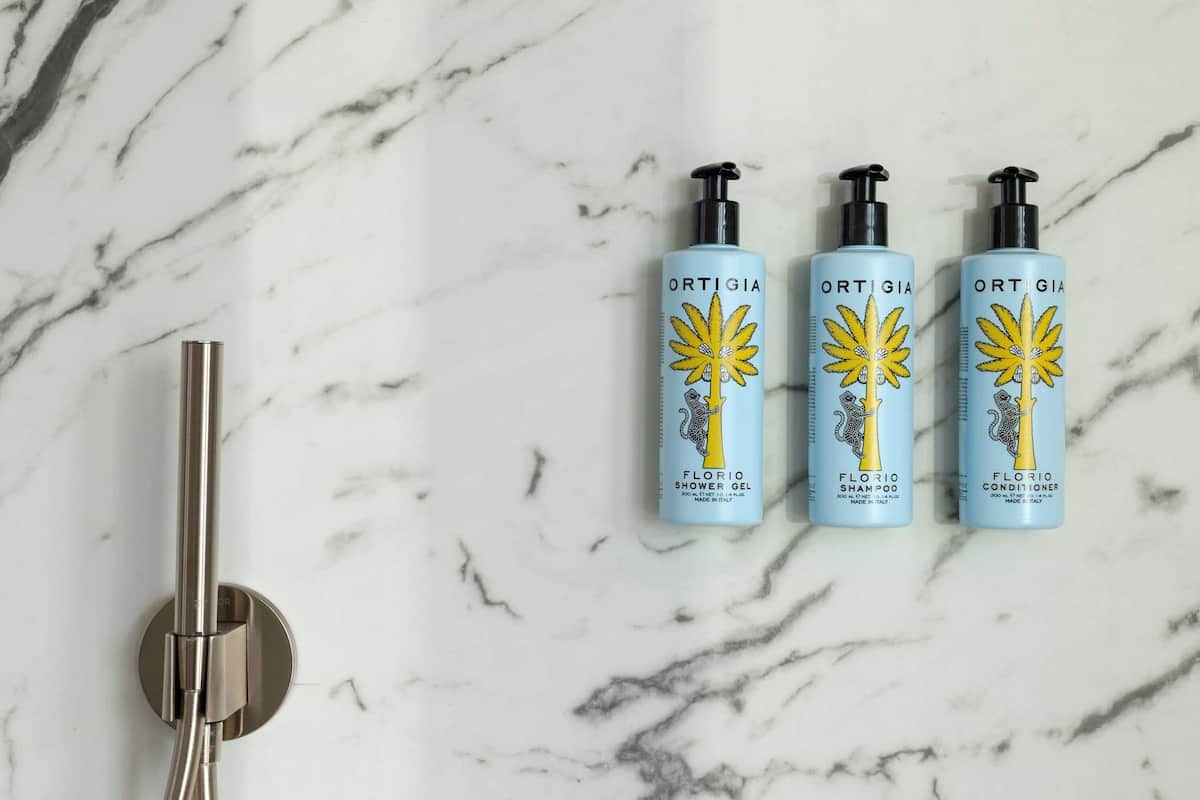 1 bedroom, Egyptian cotton sheets, premium bedding, down comforters