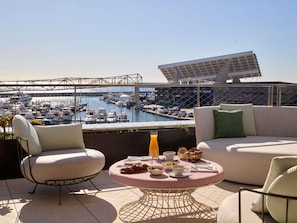 Egyptian cotton sheets, premium bedding, down comforters - SLS Barcelona (Sant Adria de Besos)