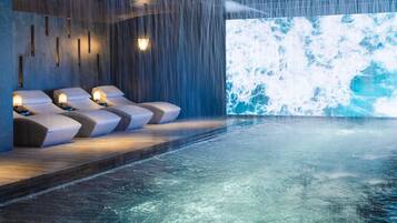 Salas de tratamiento para parejas, un sauna, una bañera de hidromasaje