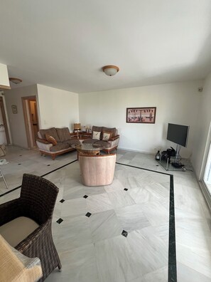 TV - Villa Tout Confort 8 Pers Avec Climatisation et Piscine Privée (Bessan)