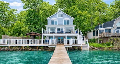 Lakefront | Hot Tub | 10 Guest | Dock + Kayaks