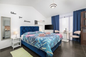 BĂŒgeleisen/BĂŒgelbrett, Reisekinderbett, kostenloses WLAN, BettwĂ€sche