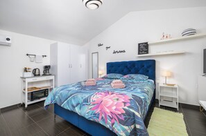 Iron/ironing board, travel cot, free WiFi, bed sheets - Modern Studio apartment "Zara" with private balcony, shared pool (Pula)