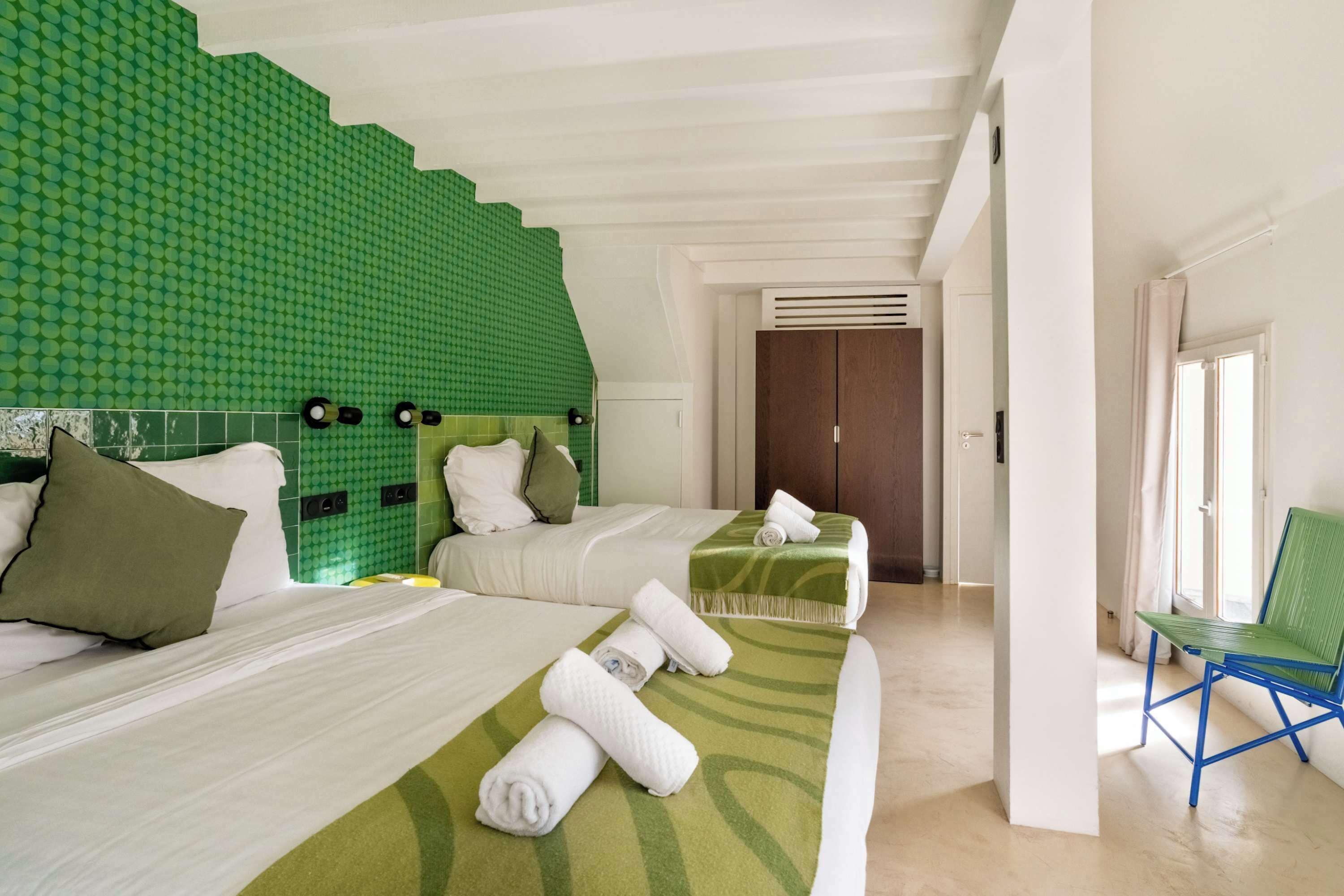 5 bedrooms, desk, iron/ironing board, WiFi